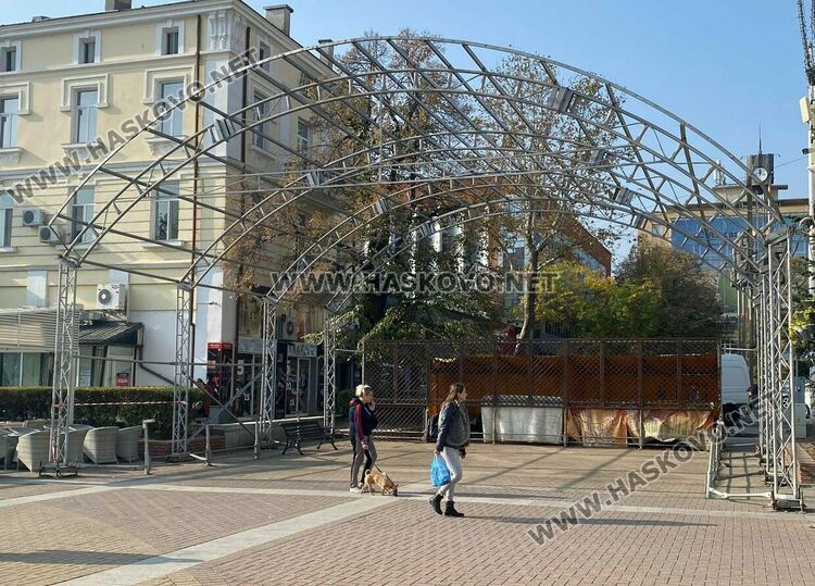 Демонтират откритата сцена на площада за ремонт 