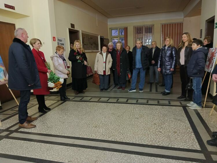 10 първомайски художници подредиха преколедната изложба