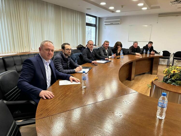 Искренци и областният управител нищиха проблема с водоснабдяването на селото