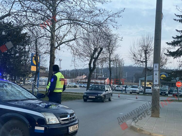 Блъснаха пешеходец край хипермаркет в Димитровград