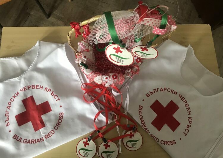 Доброволци от БЧК в Ардино с мартеници за дечицата