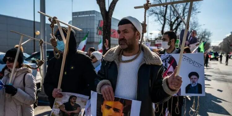 Иран екзекутира трима мъже за наркотрафик