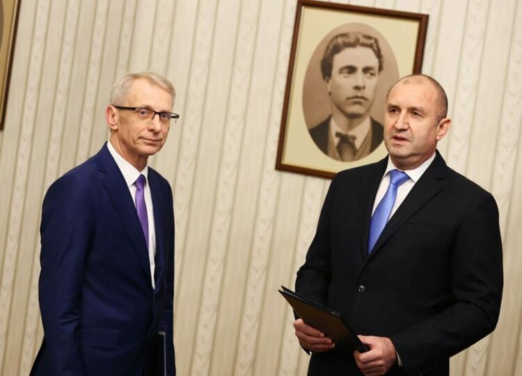 Президентът връчи втория мандат за кабинет на ПП-ДБ