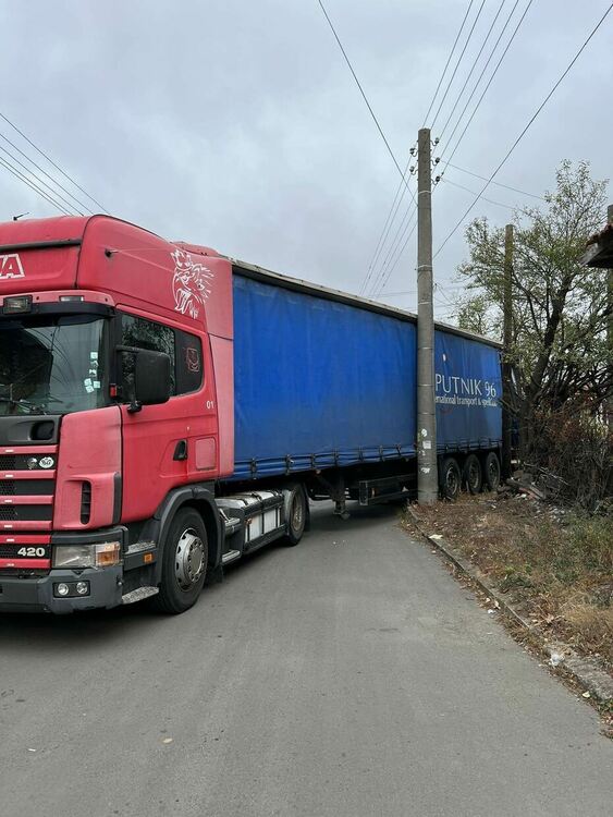 Полицията задържа след гонка 12 незаконни мигранти в камион