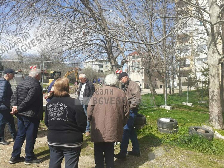Живущи в блокове 51 и 52А във „Възрожденци“ изразиха недоволство срещу строеж на метри от домовете им
