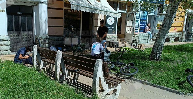 Пролетната ваканция изкара велосипедистите от Кърджали навън, тротоарите отесняха поради липса на велоалеи