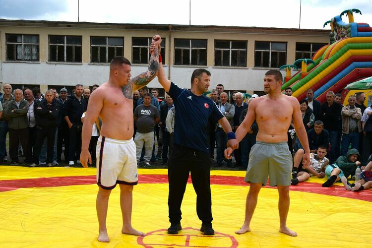 Адил Мехмедали от Караманци е победител в борбите в Кобиляне