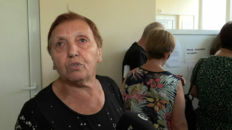 Хората чакат цяла седмица на опашка пред ТЕЛК-а в Хасково