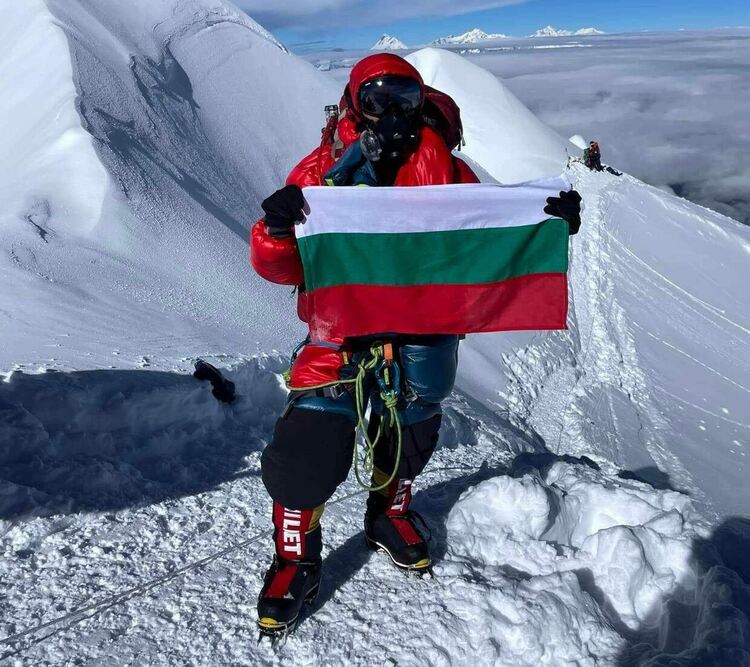 За първи път българка покори осмия най-висок връх в света Манаслу