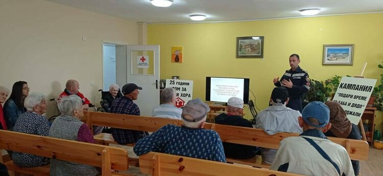 Пожарникари проведоха обучение за реакции при бедствия в Дома за стари хора в Кърджали