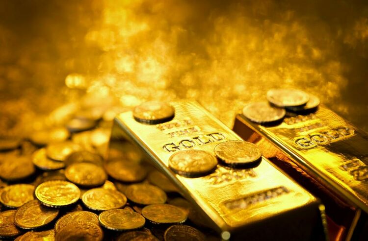 За една година златото поскъпва с близо 40 процента и се търгува убедително над 2600 долара за тройунция, посочват експерти