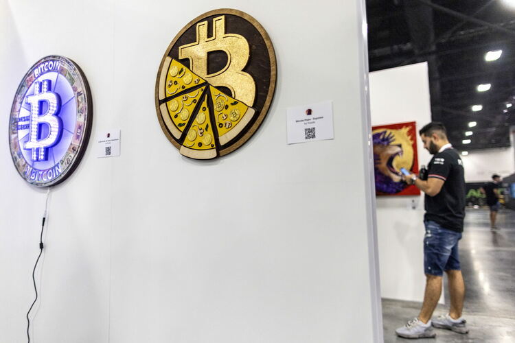 Биткойнът достигна исторически връх в очакване на победа на Тръмп