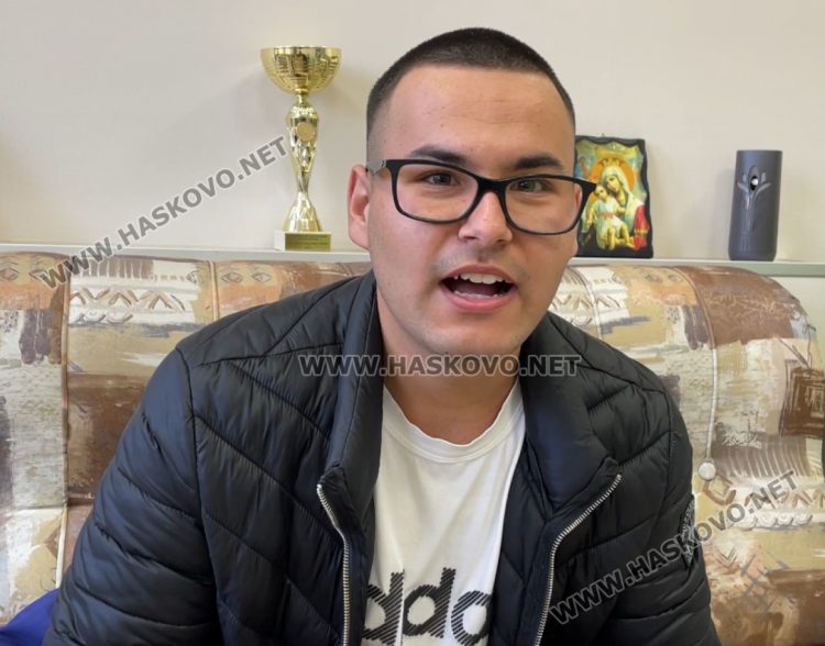 Младеж забавлява съученици и хасковлии с анекдоти
