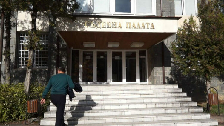 Задържаха 28-годишен, който  системно пребивал жена си