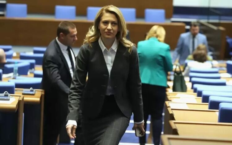 ГЕРБ упорито държи на Рая Назарян за председател на НС