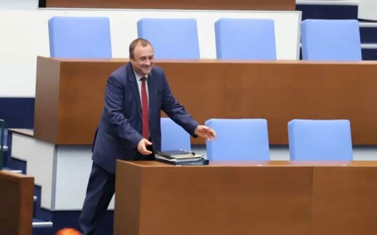 МРРБ няма да спре скандална поръчка за пътища заради липса на време