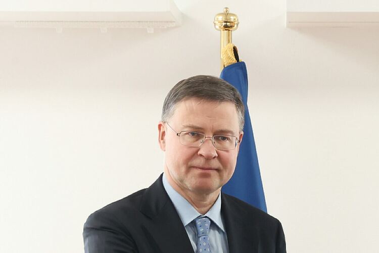 Домбровскис: Реалистично е България да приеме еврото на 1 януари 2026 т.