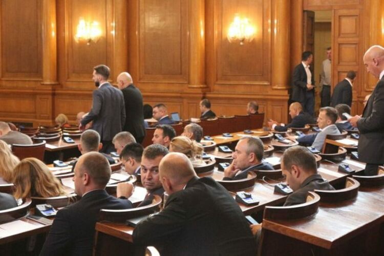 Лед, вода между ушите и разхищение: Още три месеца депутати ще нищят безводието
