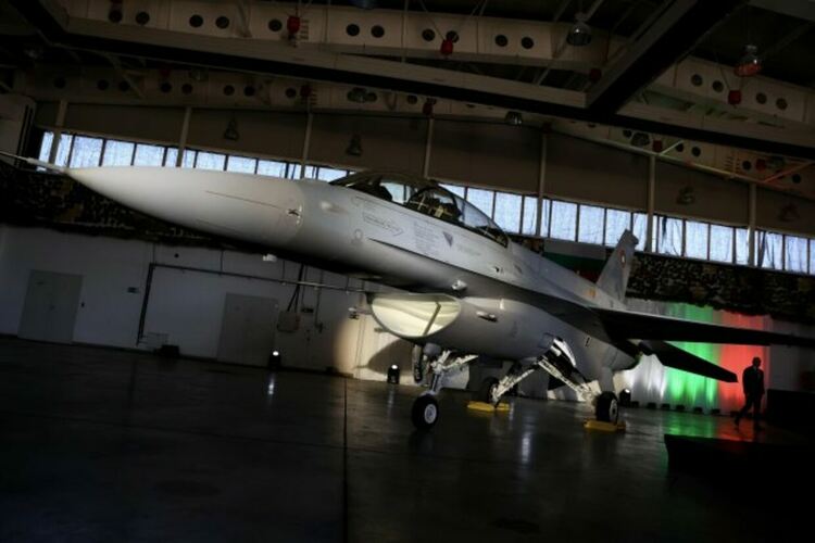 Какво остава зад еуфорията от пристигането на първия F-16 Block 70?