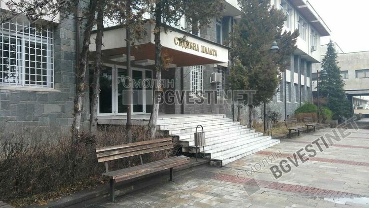 Пиян и дрогиран уринира на пешеходна пътека и скача пред колите 