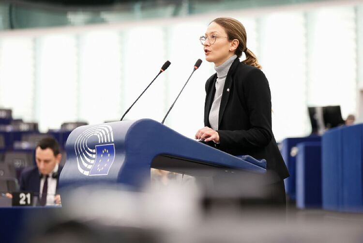 Евродепутатката от БСП Цветелина Пенкова разбива лъжите за еврото