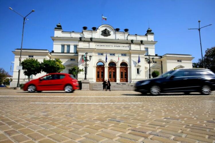Течове и напукани стени. Сградата на Народното събрание трябва да се ремонтира