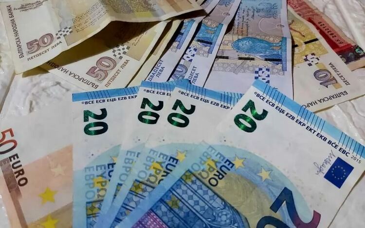 Обменните бюра отчитат рекордно търсене на евро