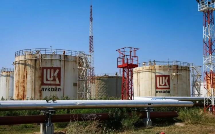 „Лукойл Нефтохим“ е осигурил доставките на петрол до юни