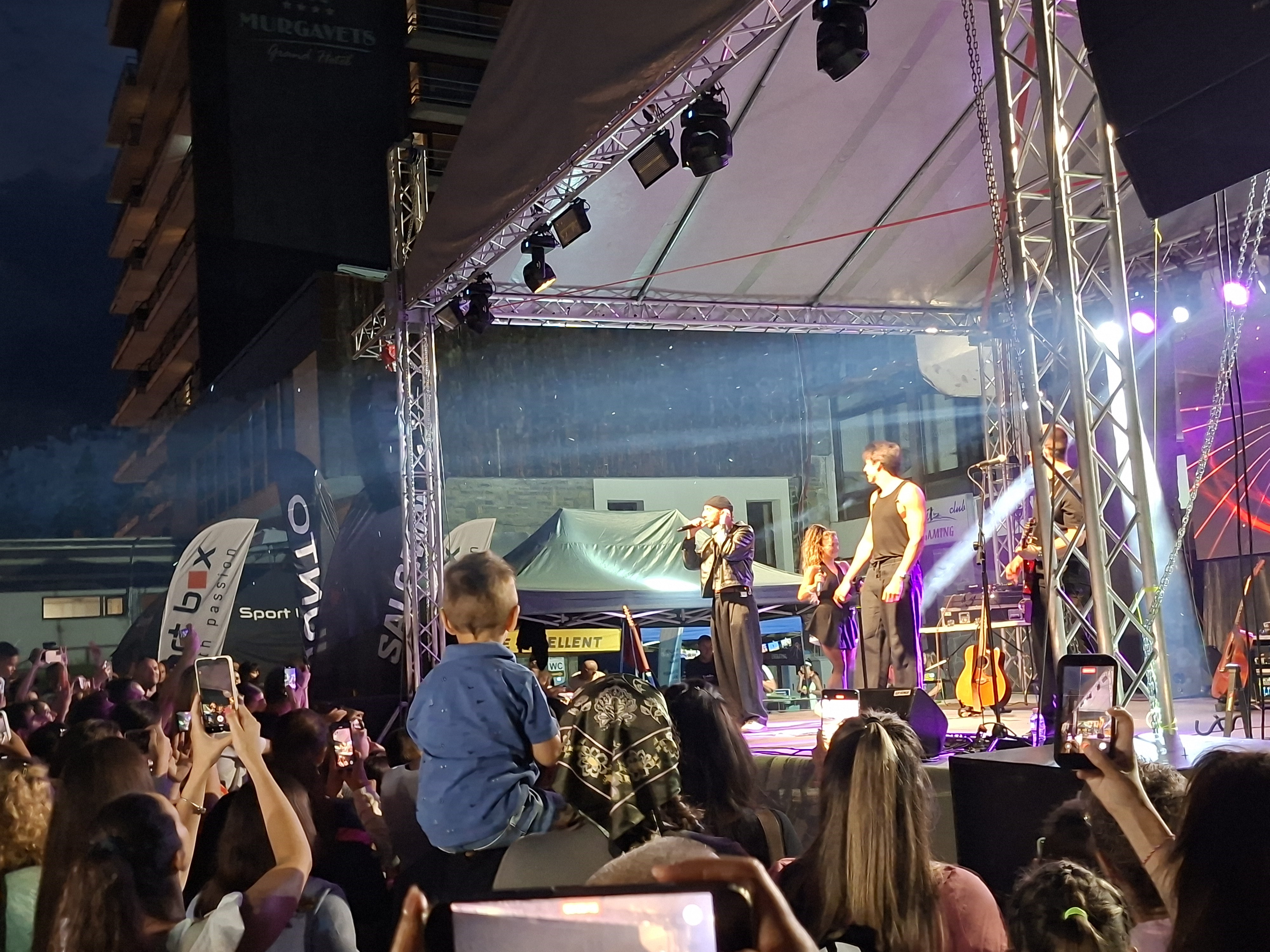 Стотици пяха с Тино и Роби на концерт, част от Pamporovo Summer Fest 2026
