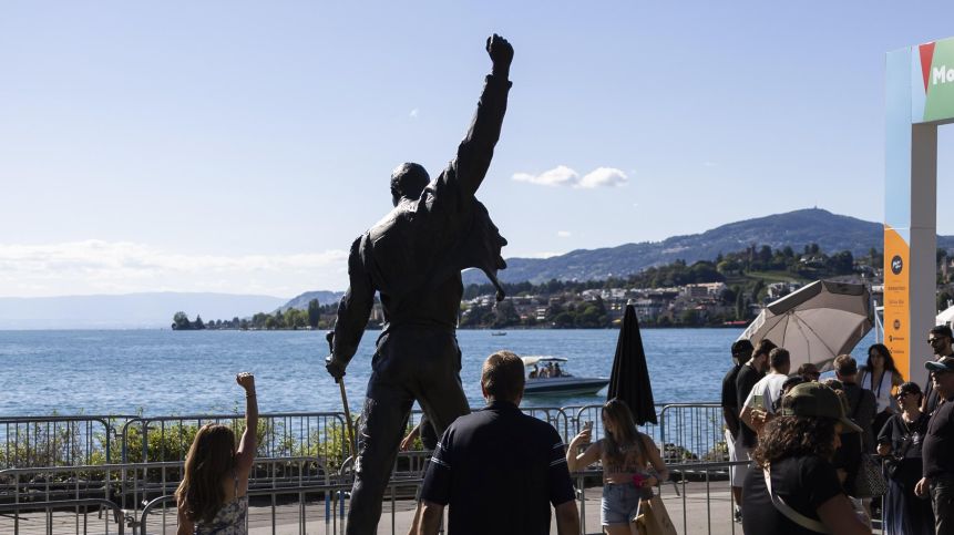 Изображение на Freddie Mercury беше открито в „Уембли Парк“ за 80-ия му рожден ден