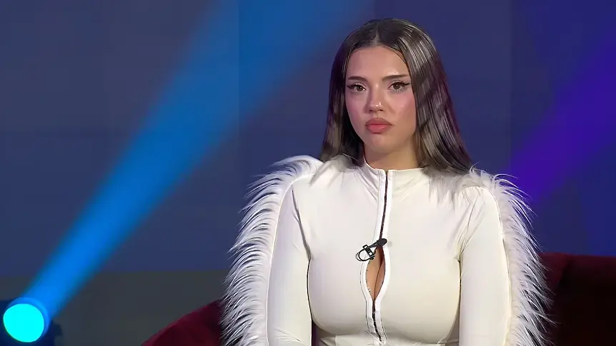 Дара се завърна в Instagram с провокативни снимки след мистериозно изтриване на публикациите ѝ