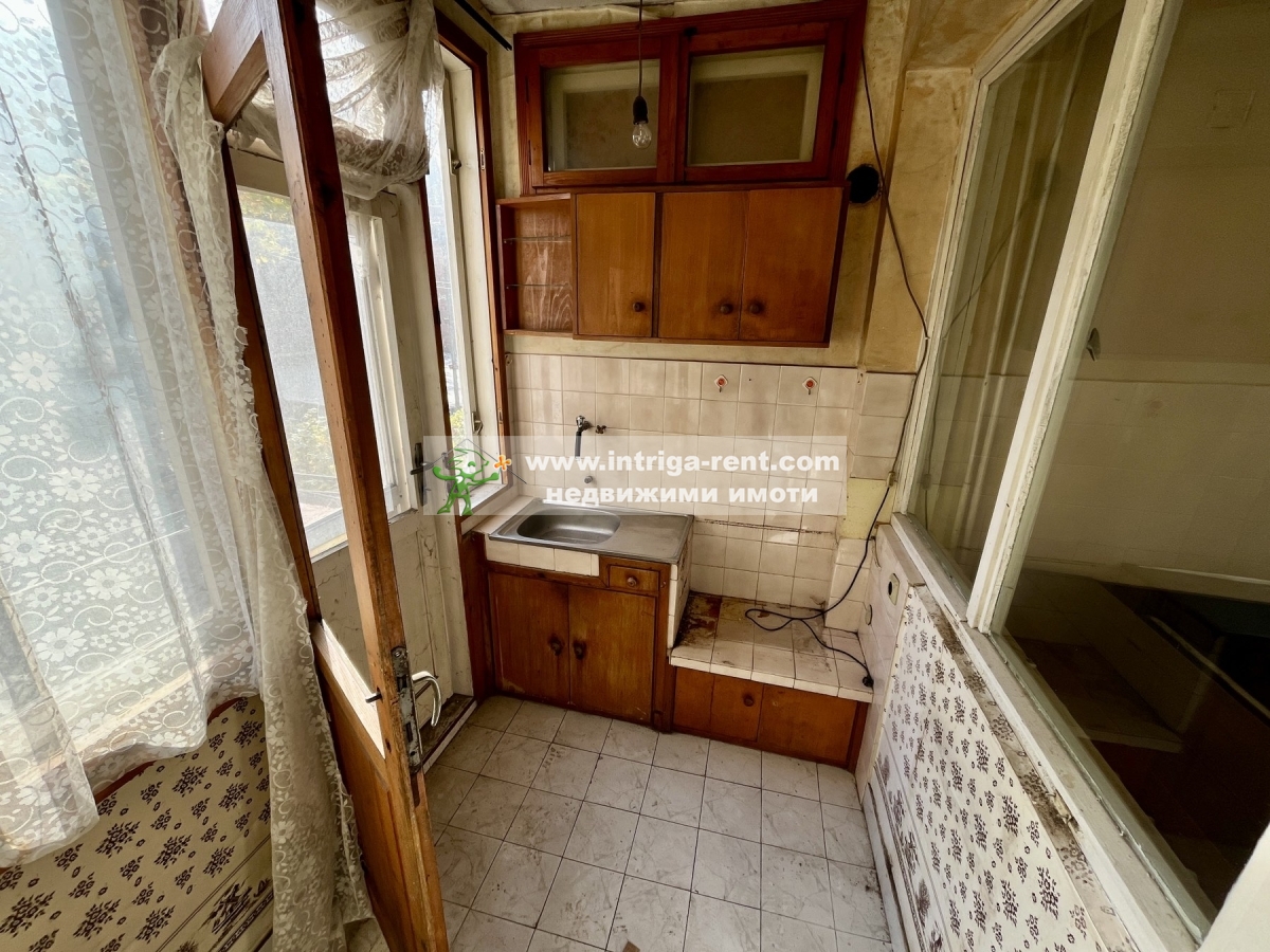 №4140 Едностаен тухлен апартамент-старо строителство за продажба в кв. Училищни, Хасково!