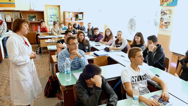 Експериментален час за опити с нанотехнологии проведе учителката Златка Гарова с ученици от 10 клас в Първомай