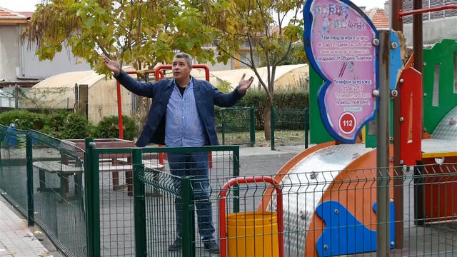 Няколко блока пропищяха от вандали на детска площадка в Първомай