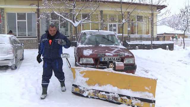 Кметът на Маслиново чисти преспите с джипа си