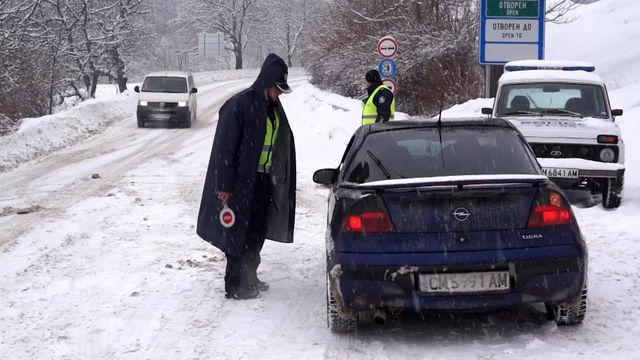 Редица ограничения за движение по пътищата и през проходите в Смолянско