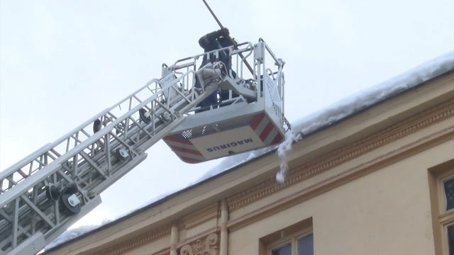 Сняг и лед се срутиха в центъра на Хасково и потрошиха два автомобила