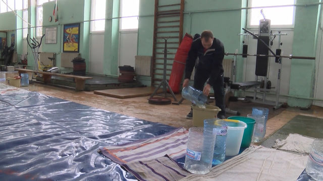 Повече от месец залата по борба на стадион „Младост“ е наводнена