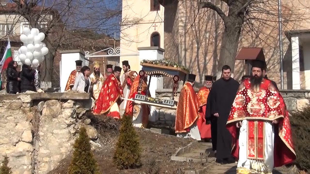 Десетки ивайловградчани посрещнаха мощите на „Св. Лука“ на своя празник 14 февруари