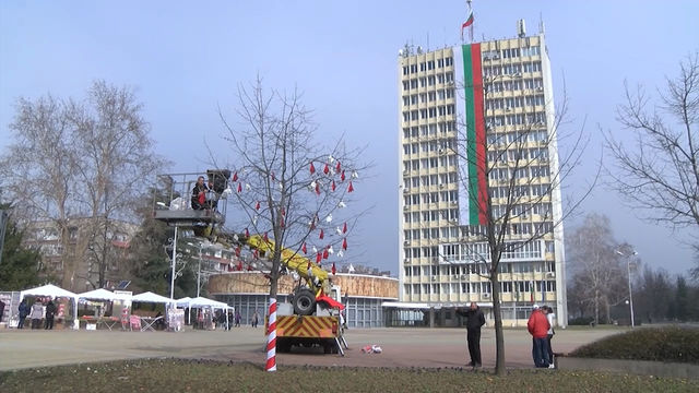 Първомартенска украса монтираха днес и в Димитровград