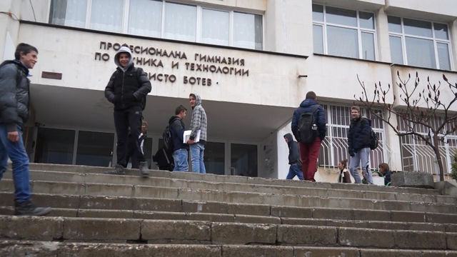 Синдикатите искат за четири години средната учителска заплата да стане над 1500 лева