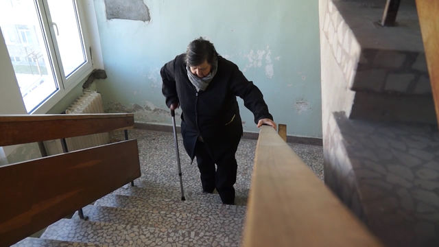 В Смолян от години пациенти на кабинета по туберкулоза са принудени да изкачват по шест етажа по аварийно стълбище