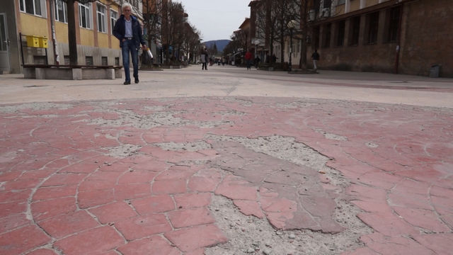 Настилката на главната пешеходна улица в Смолян се руши