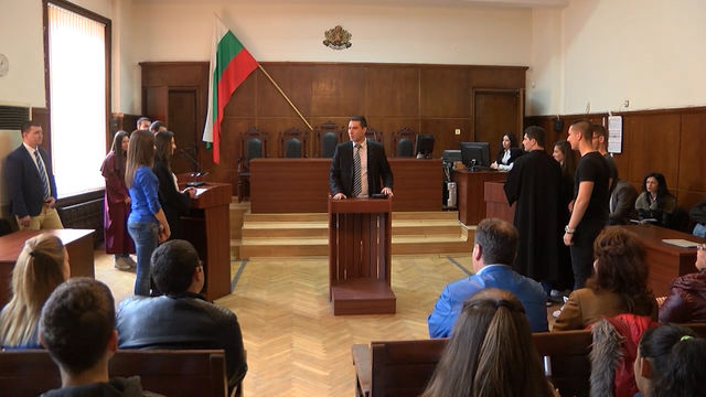 Ученици от ФСГ влязоха в ролята на съдии, прокурори, адвокати и обвиняеми