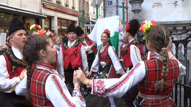Хиляди се хванаха на Българското хоро в центъра на Брюксел