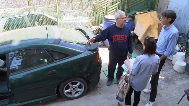 Обраха запориран автомобил на паркигна на МВР, сигнализират зрители