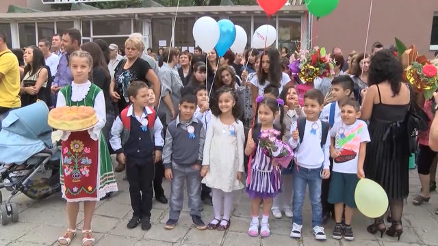 Над 50 заявления за кандидатстване в първи клас са подадени по електронен път. 