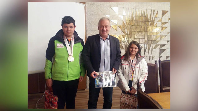 Калин Георгиев остави отпечатък на стената на славата в Средно училище „Отец Паисий“ – Смолян