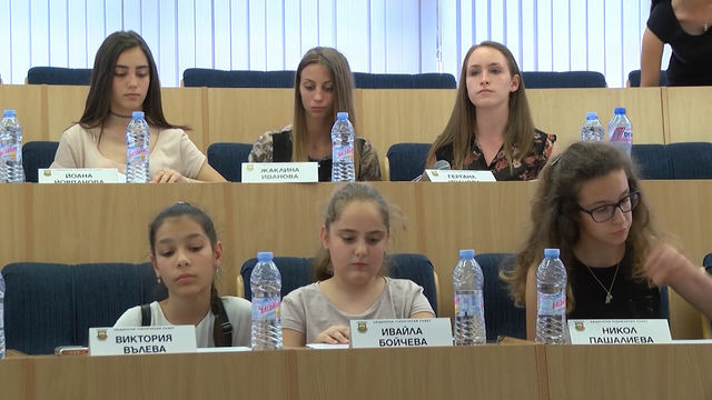 В Димитровград ученици влязоха в ролята на общински съветници