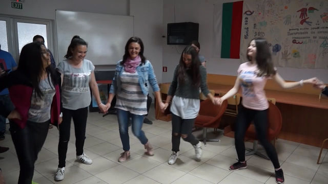 Българи учат американци на народни танци